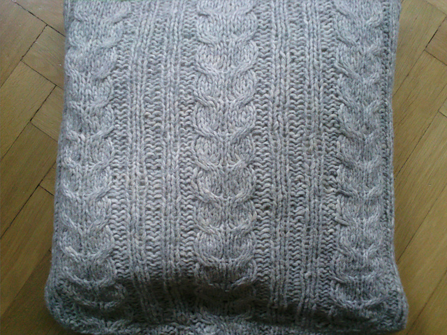 # 13 Kissen mit Tulpenzöpfen / Tulip Cables Cushion
