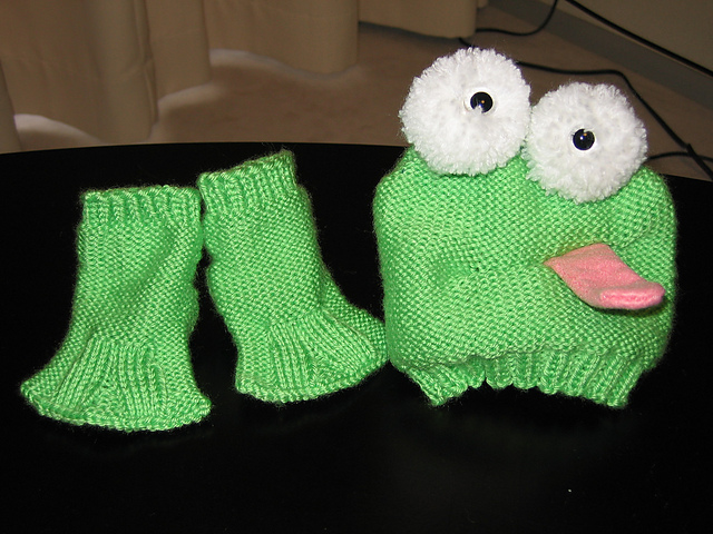 Froggy Hat & Slipper Socks