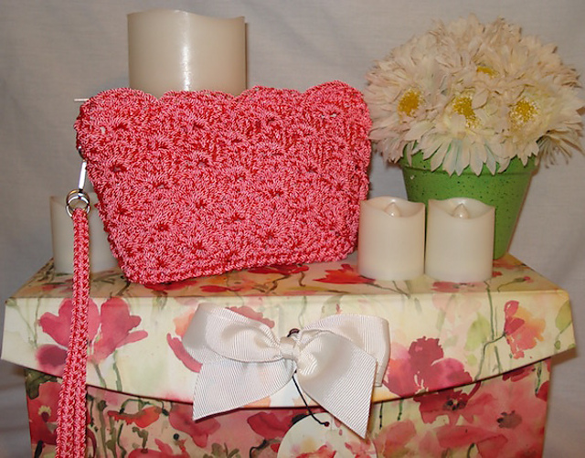 Ravelry: Nestled Shells Coin Purse pattern by Lisa Mills