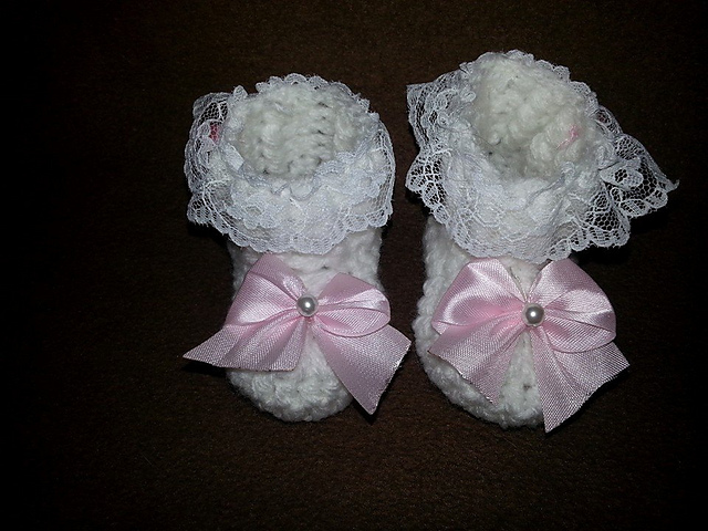 Baby boots with laze and bows