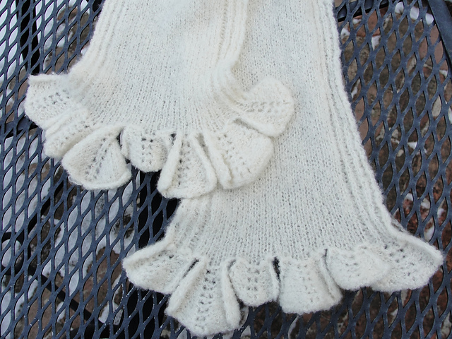 Scarf with leaf-fringe