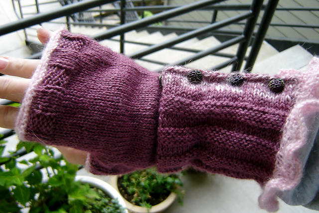 Flouncy Mitts