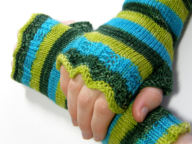 Lacy Bits Mitts