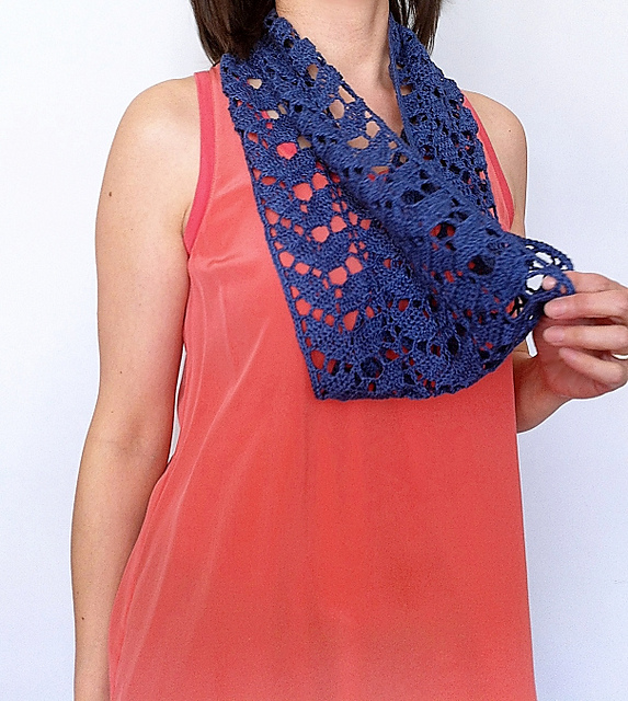 Charlotte - leaf lace cowl