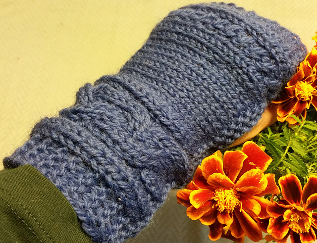 Newbie Cable Knit Mitts
