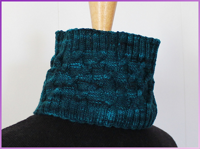 Criss Cross Cowl
