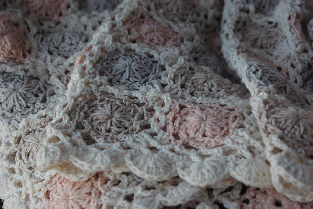 motif baby afghan（モチーフつなぎのおくるみ）
