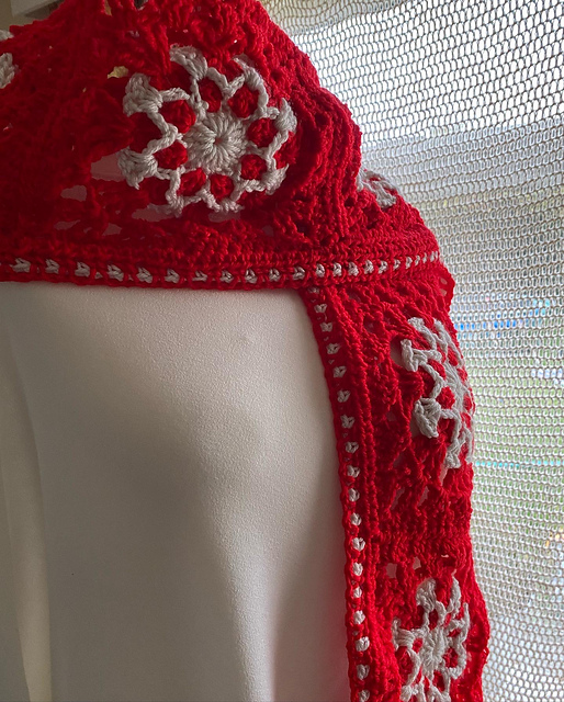 Snowflake motif scarf