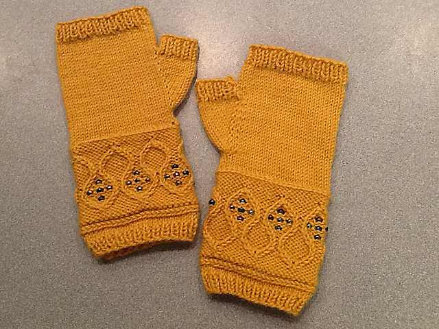 Queen's Crown Mitts