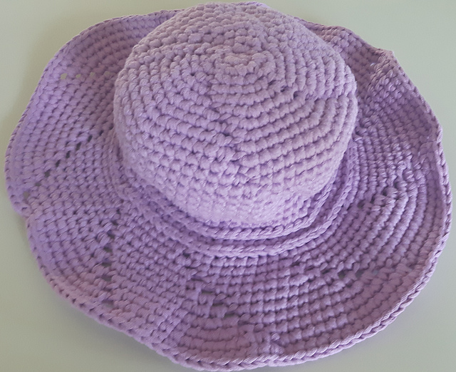 a summer hat with a brume