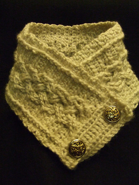 Cabled Scarfelette