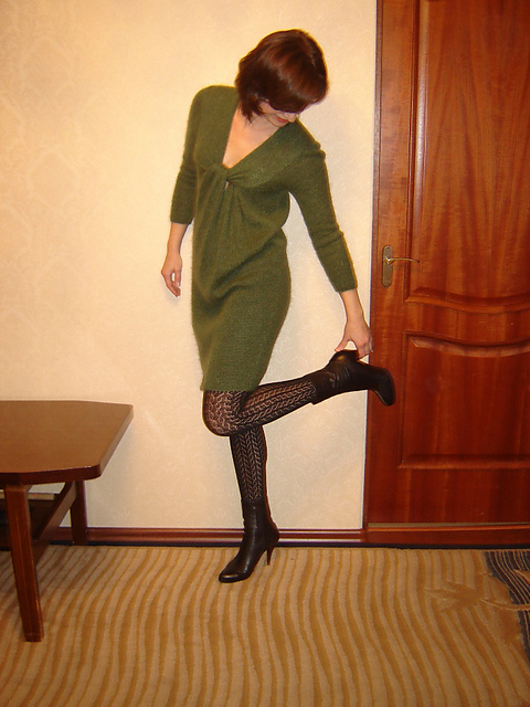 24 Kleid mit verschlungenem Vorderteil