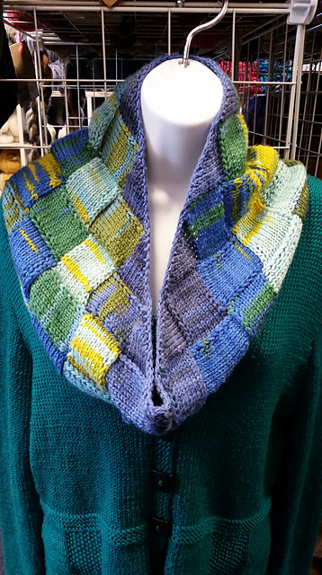 Entrelac Cowl