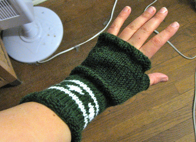 fingerless mitts with ribbed edges