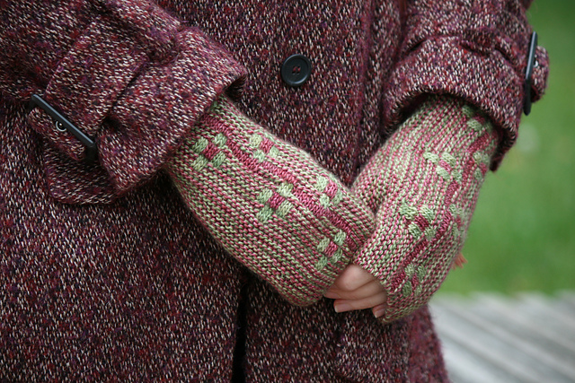DK Daisy Chain Mitts