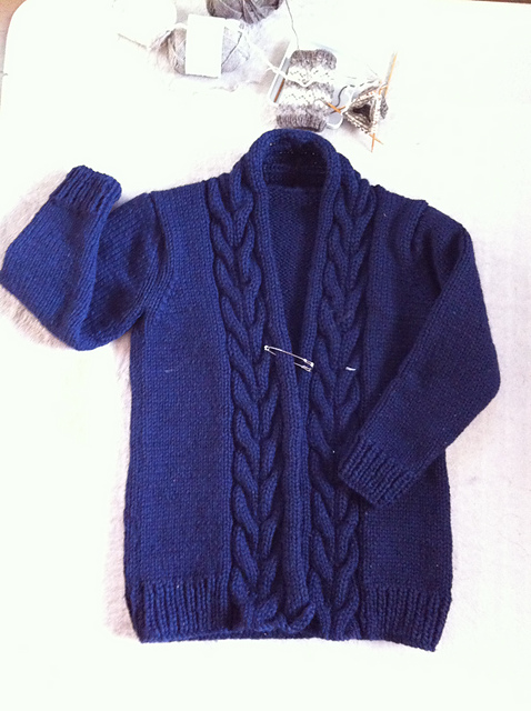 Ravelry: p.21 Cardhigan (なわ編みのカーディガン) pattern by michiyo