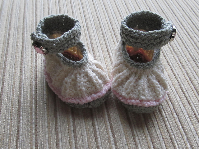 KNITTED SHOES WITH FAN DESIGN