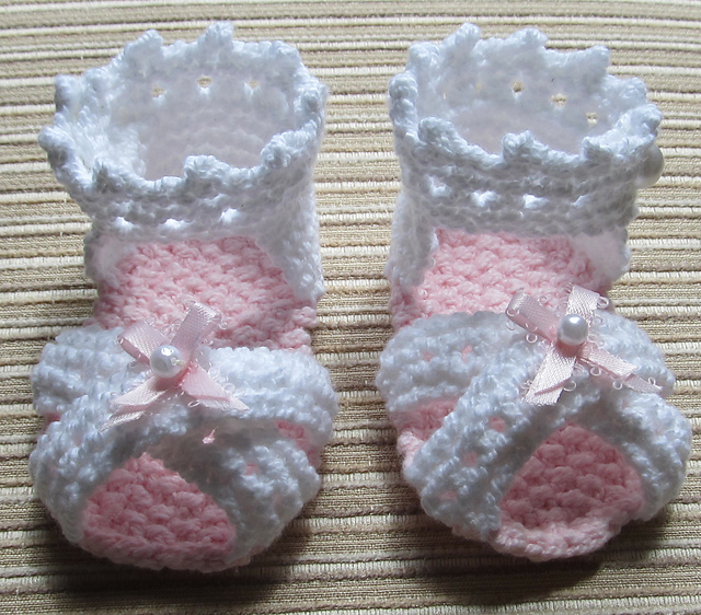 KNITTED SANDALS WITH RIBBON BOWS