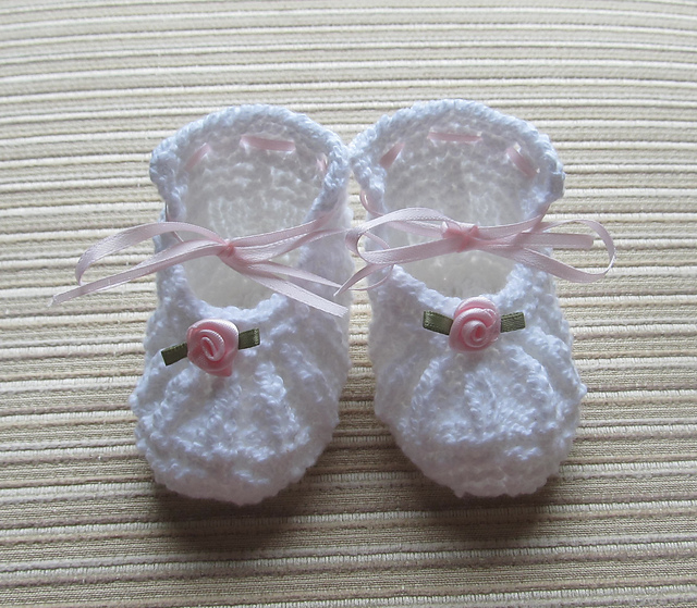 White Knitted Shoes with Small Roses