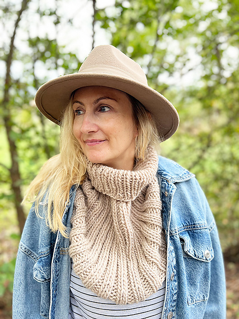 Knitted Ribbed Cowl
