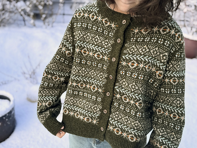 The 1988 Cardigan is a classic Fair Isle cardigan with a vintage touch. You will find lots of fun details in this design, so enjoy every moment of the process!