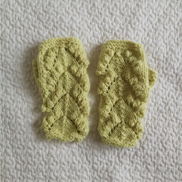 Lily of the Valley Half Mittens（スズラン柄の指だし手袋）