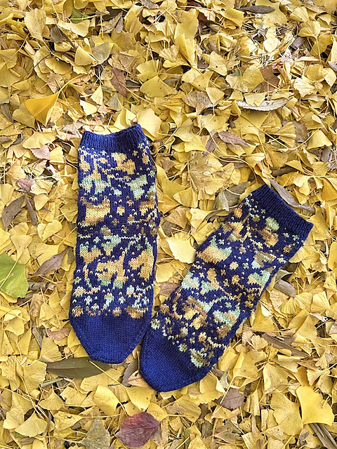 Ravelry: Ginkgo Socks pattern by haruno sheep