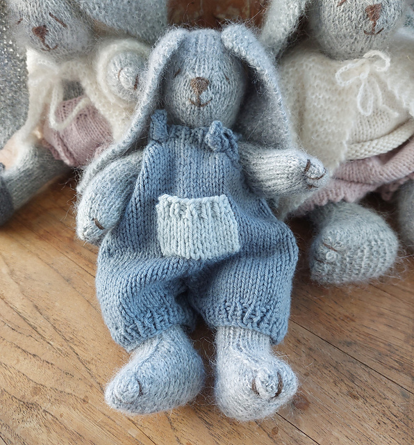 Latzhose für Hase Kardemumma