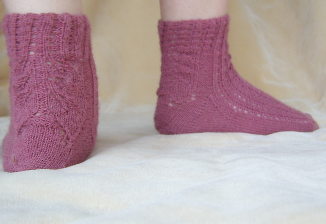 Lacy Leaf Clog Socks