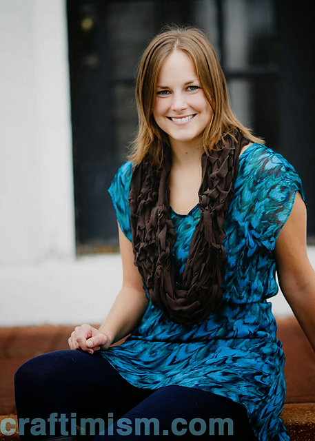 Arm Knit T-shirt Yarn Cowl
