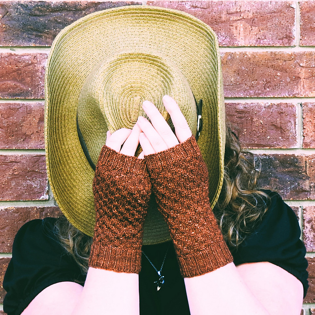 Eyelet Mitts