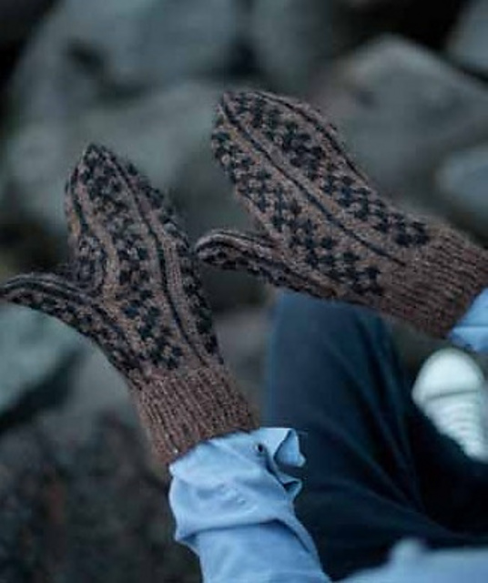 Checkered mittens
