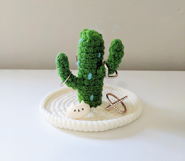 Ravelry Cactus Jewelry Holder pattern by Hello Happy