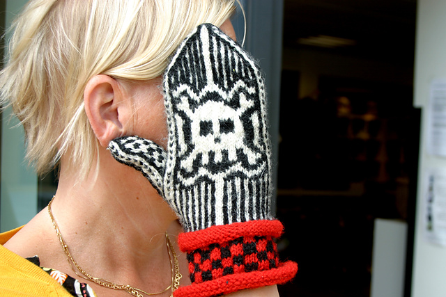 Skull Mittens Women's Size