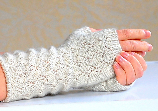 Trellis Lace Mitts