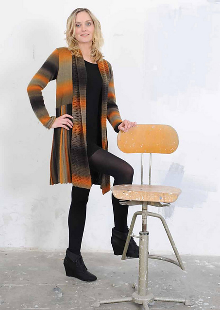 Schwingende Jacke mit Lochmusterkragen