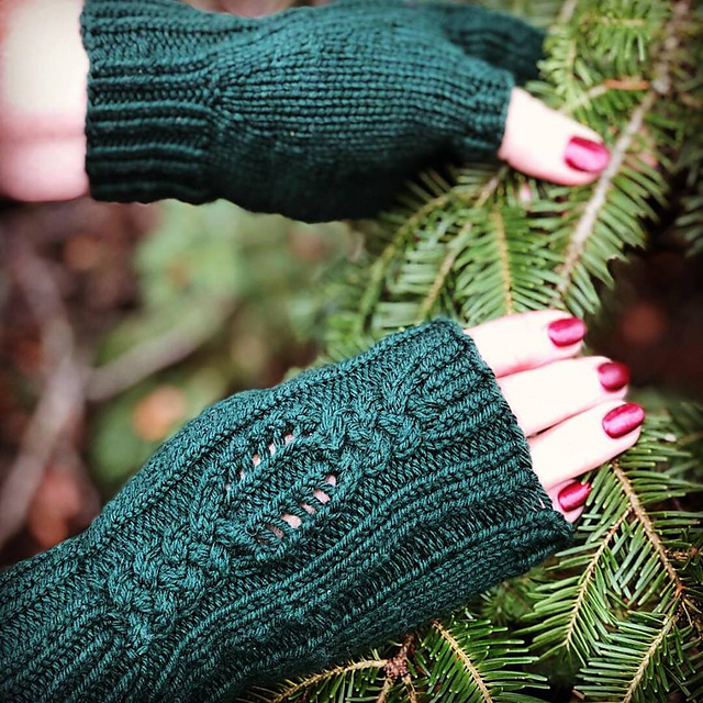 Braided Wreath Mitts