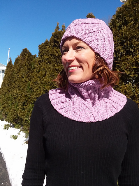 Crown of Hearts Cabled Cowl