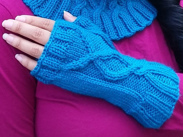 Cabled Pendant Fingerless Mitts