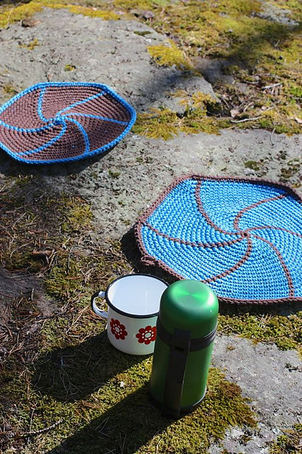 Istuinalusta piknikille mopparilangasta