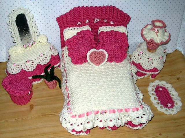Sweetheart Bedroom: Bed