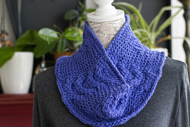 Twist and Turn Cowl