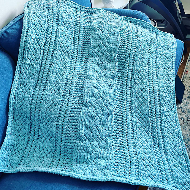 Chunky Saxon Braid Blanket