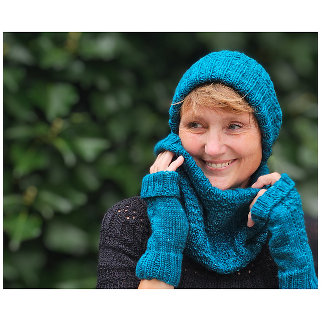 Harmonic twist Cowl