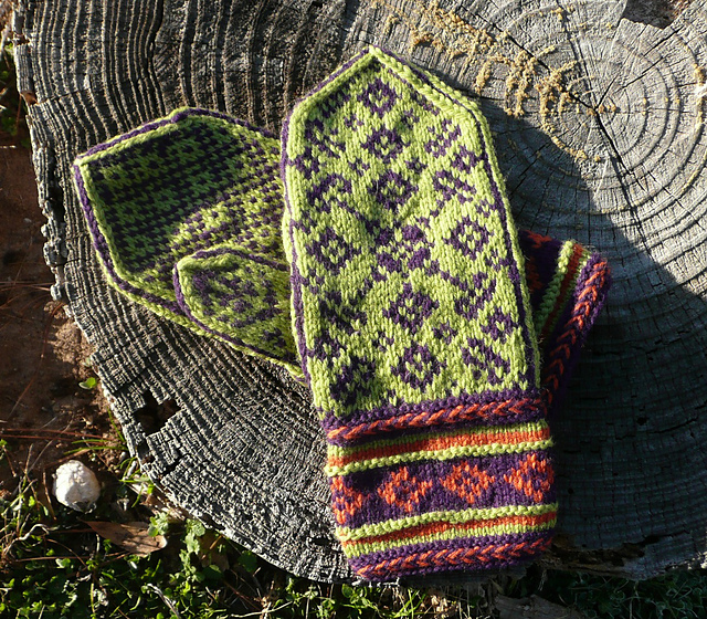 Folklore Mittens