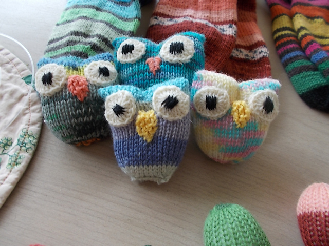 Eulen auf der Strickmaschine