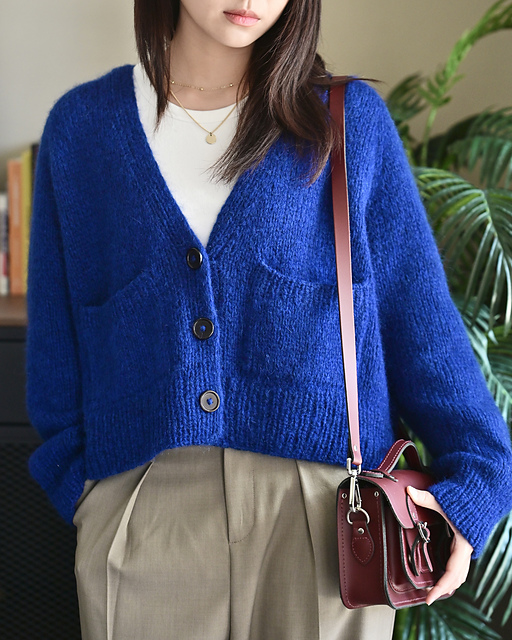 The Aster Cardigan is worked seamlessly from the top down, with the button bands integrated as you knit. The sleeves are worked in the round. Add pockets to both sides of the garment. After blocking, embroider the flower motif at any position you like.
