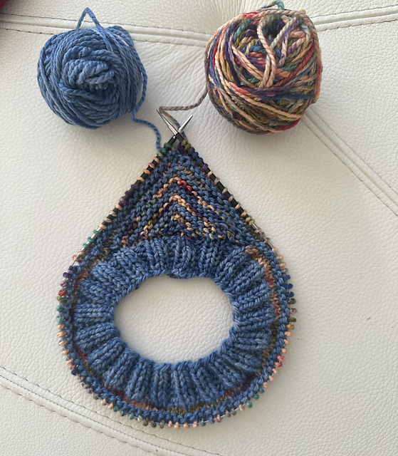 2-Color Diagonal Cowl and Hat