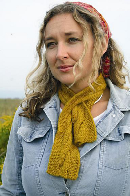 P106 Cable Keyhole Scarf