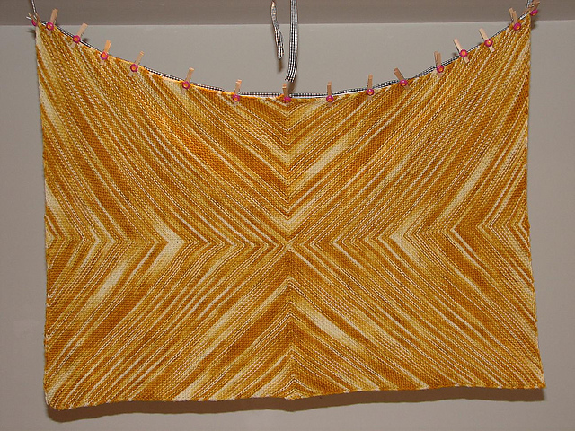 P94 Reversible Triangles Baby Blanket